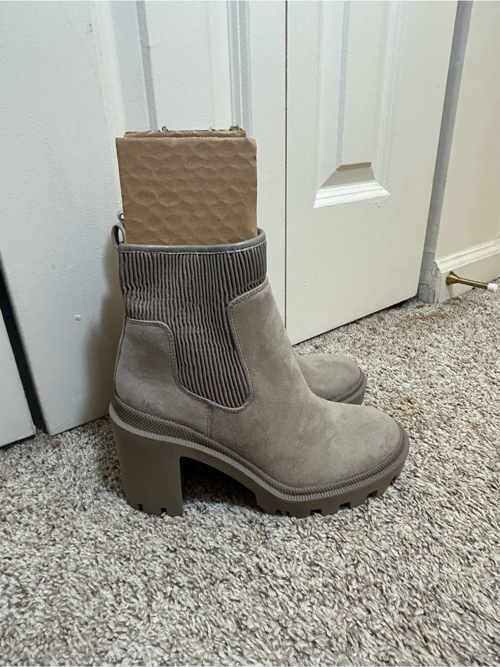JLO Jennifer Lopez Greige Emalee Gray Suede Block Heel Women's Boots 7M